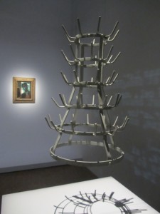 Marcel Duchamp. Porte-bouteilles, 1914/1964. Readymade, fer galvanisé. Centre Pompidou, Paris.